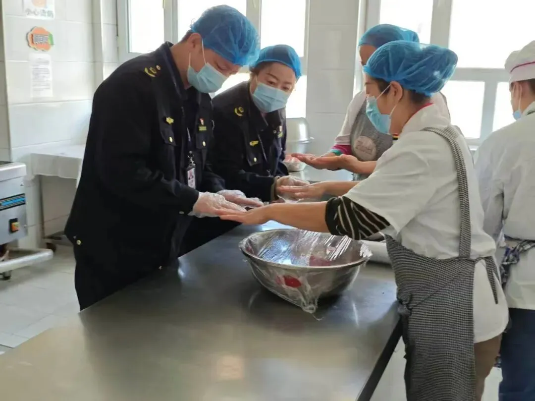 全力守护幼儿“舌尖安全” | 玛纳斯县市场监督管理局开展春季校园食品安全专项检查