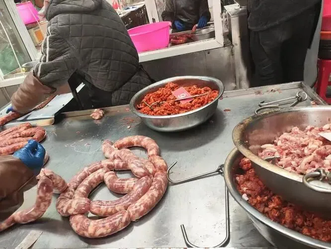 福建漳州云霄封神!冷门小城不靠网红营销,凭一根古早肉肠,圈粉无数吃货