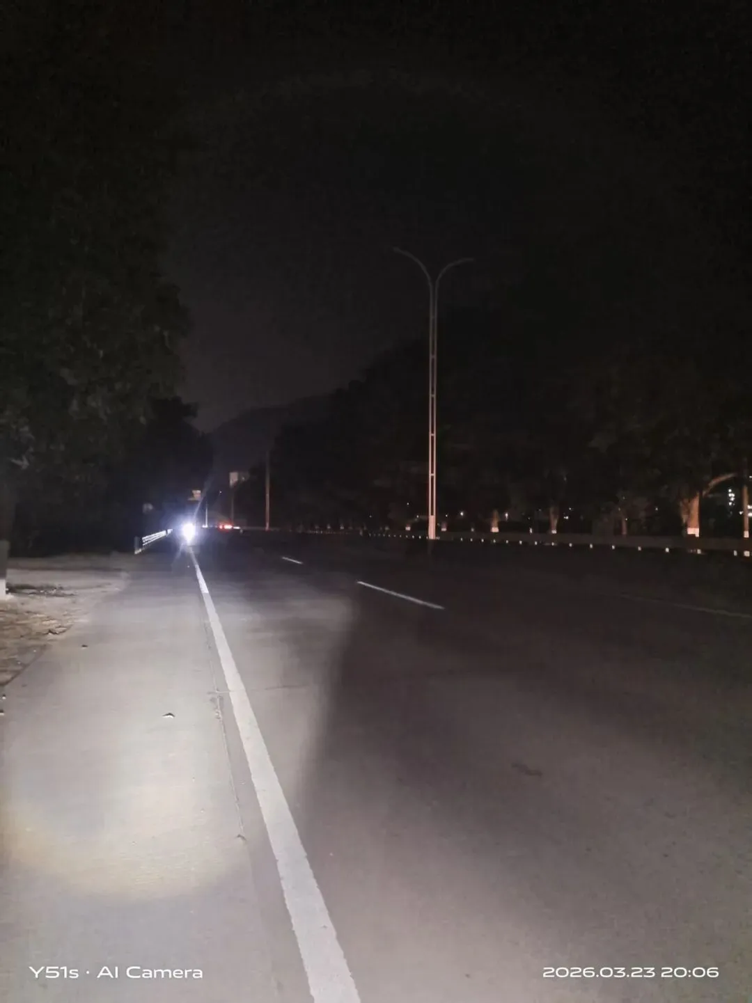 信宜网友反映:池洞市场至铜鼓岭路段路灯坏了很久没亮,夜晚出行存在严重交通安全隐患…