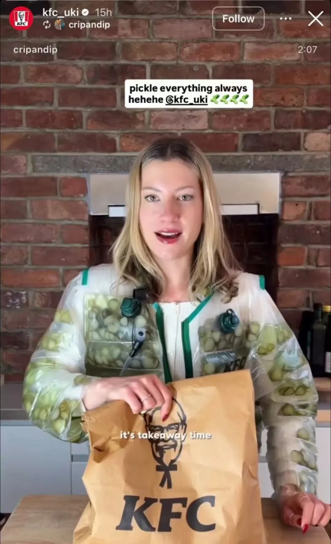 肯德基疯了?把酸黄瓜穿在身上,这波营销太癫了!
