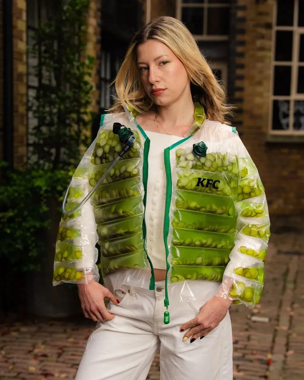 肯德基疯了?把酸黄瓜穿在身上,这波营销太癫了!