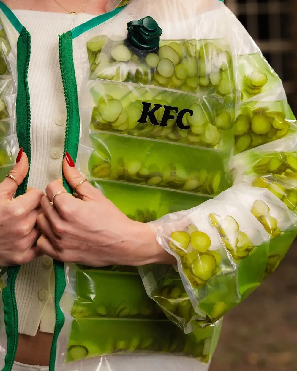 肯德基疯了?把酸黄瓜穿在身上,这波营销太癫了!