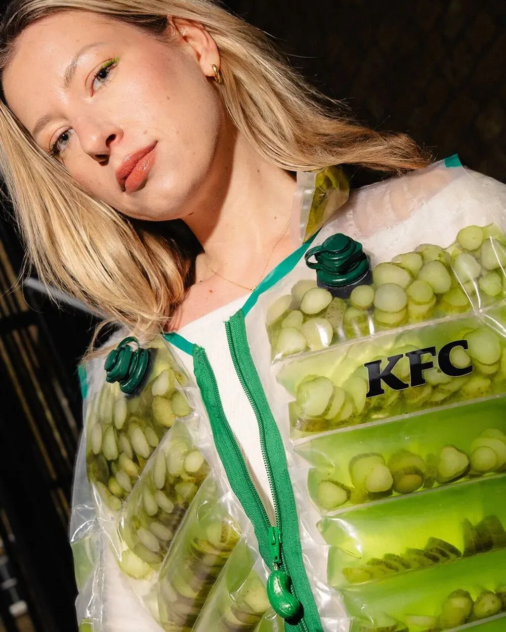 肯德基疯了?把酸黄瓜穿在身上,这波营销太癫了!