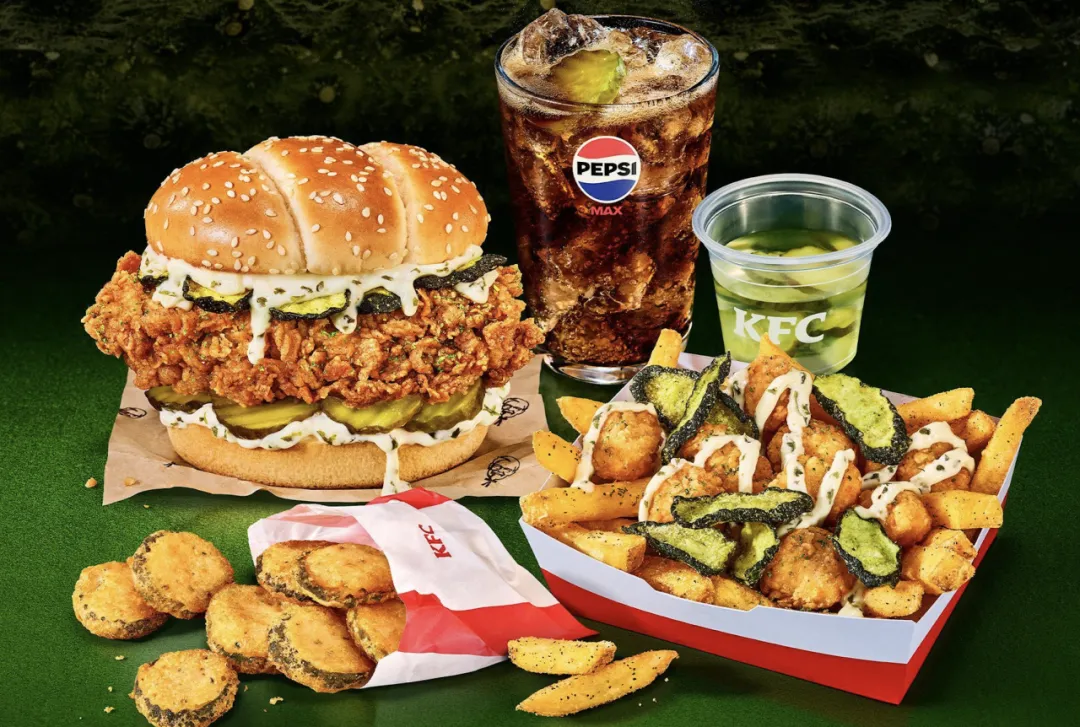 肯德基疯了?把酸黄瓜穿在身上,这波营销太癫了!