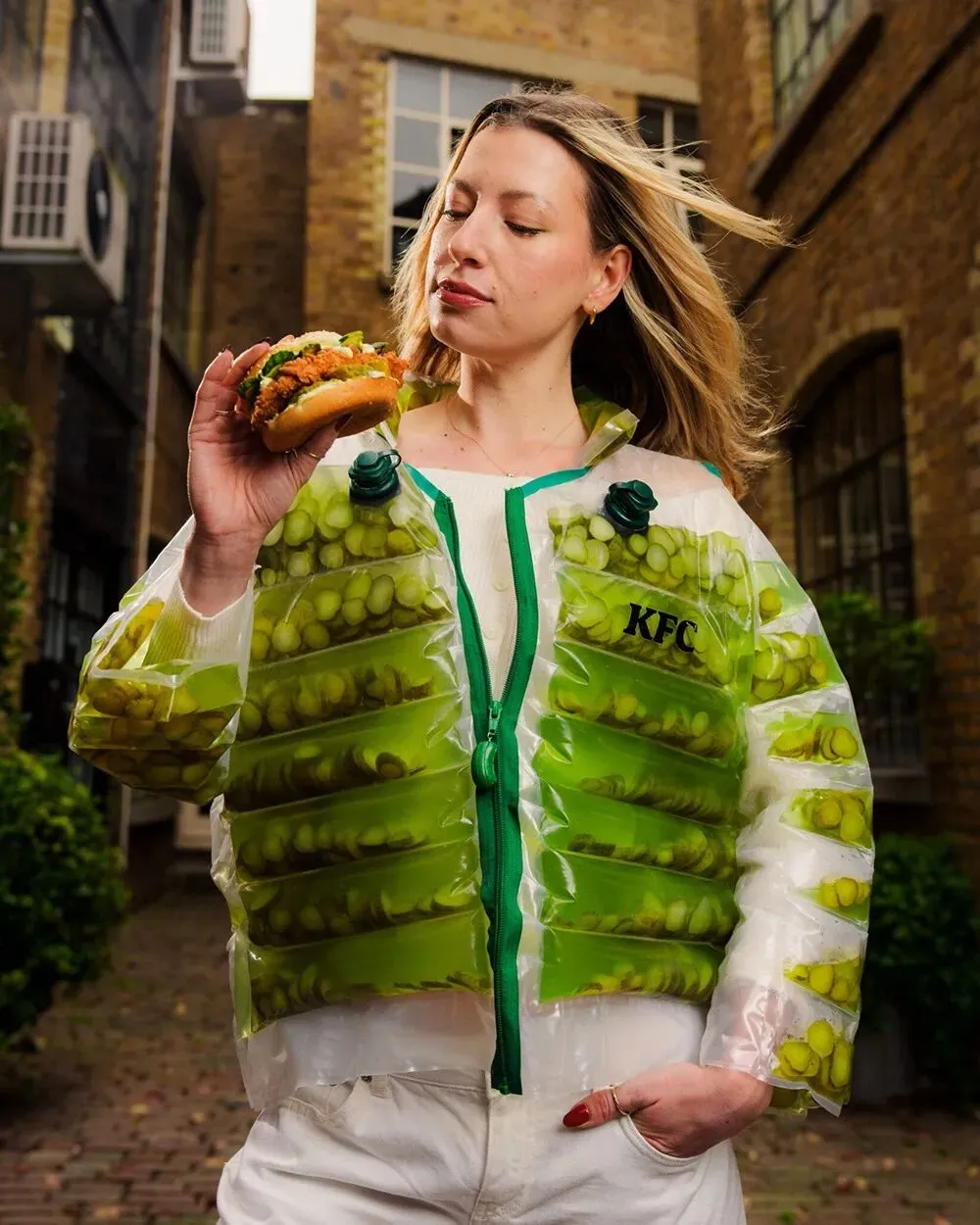 肯德基疯了?把酸黄瓜穿在身上,这波营销太癫了!