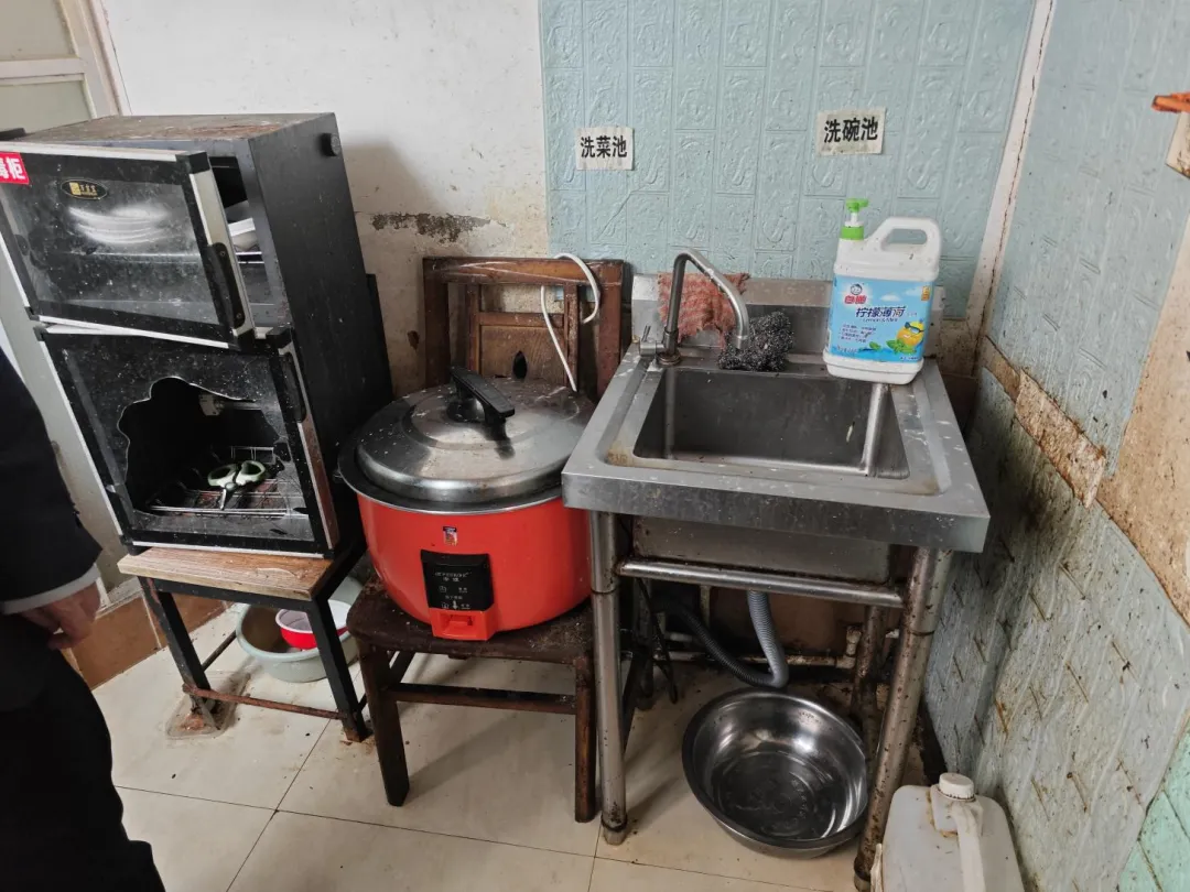 东港市市场监管局发布餐饮食品安全“红黑榜”(第二十期)