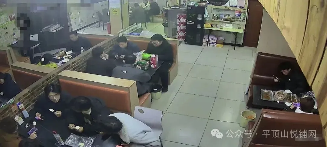 平顶山学院外市场烧烤店转让,面积约160平方,租金3万/年,紧邻高校,成熟老店,回头客多,可实地考察生意