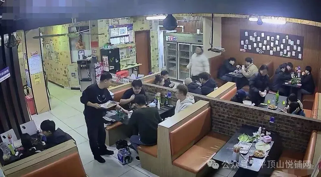 平顶山学院外市场烧烤店转让,面积约160平方,租金3万/年,紧邻高校,成熟老店,回头客多,可实地考察生意