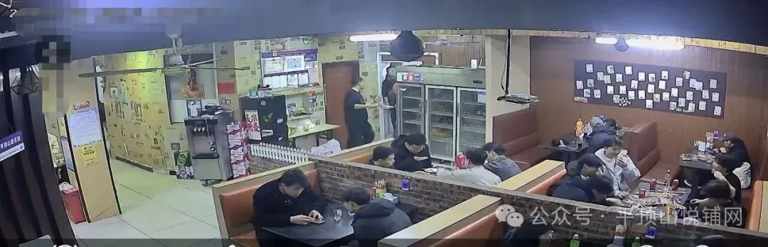 平顶山学院外市场烧烤店转让,面积约160平方,租金3万/年,紧邻高校,成熟老店,回头客多,可实地考察生意