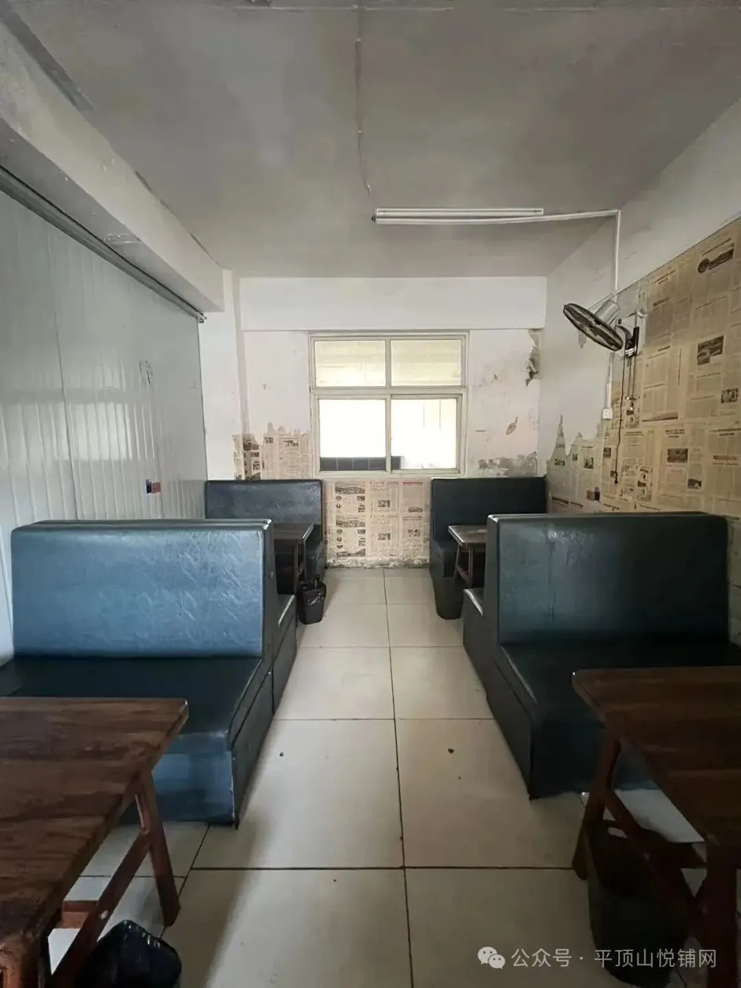 平顶山学院外市场烧烤店转让,面积约160平方,租金3万/年,紧邻高校,成熟老店,回头客多,可实地考察生意