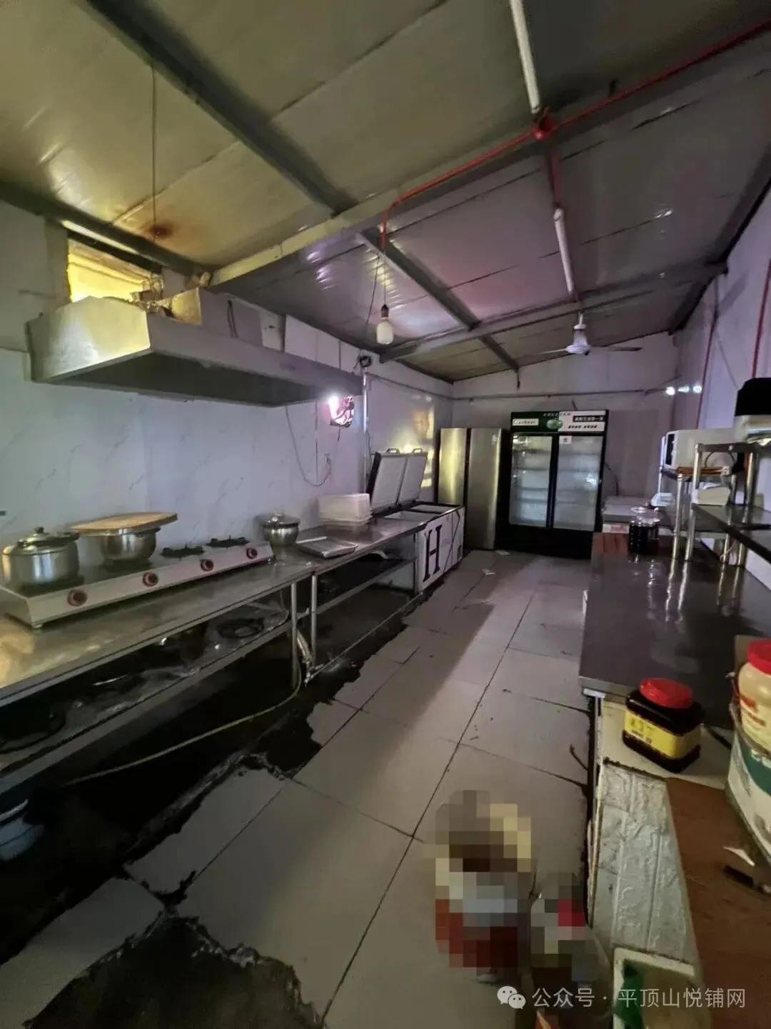 平顶山学院外市场烧烤店转让,面积约160平方,租金3万/年,紧邻高校,成熟老店,回头客多,可实地考察生意