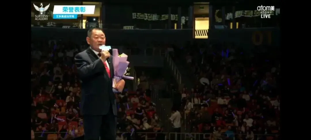 从为人民服务的乡镇党委书记到艾多美营销经理,改变的只是舞台,不变的是那颗永不言休、永葆热忱的赤子之心.退休干部的二次创业传奇.