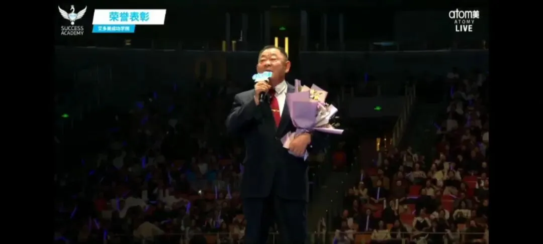 从为人民服务的乡镇党委书记到艾多美营销经理,改变的只是舞台,不变的是那颗永不言休、永葆热忱的赤子之心.退休干部的二次创业传奇.