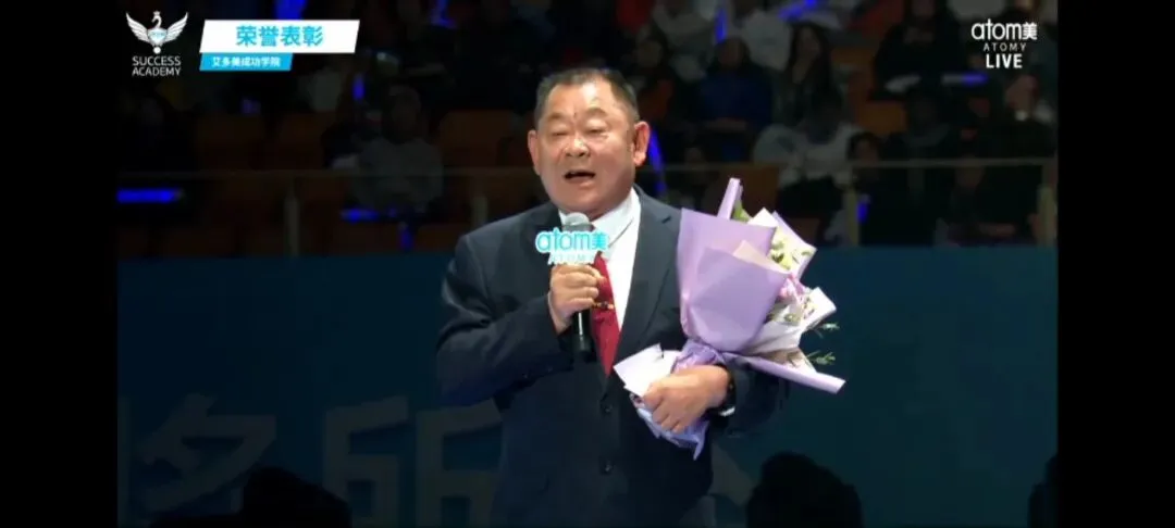 从为人民服务的乡镇党委书记到艾多美营销经理,改变的只是舞台,不变的是那颗永不言休、永葆热忱的赤子之心.退休干部的二次创业传奇.