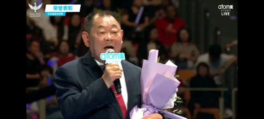 从为人民服务的乡镇党委书记到艾多美营销经理,改变的只是舞台,不变的是那颗永不言休、永葆热忱的赤子之心.退休干部的二次创业传奇.