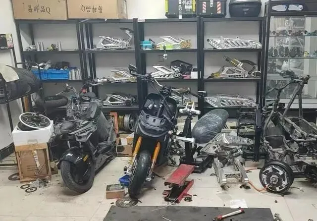 最新消息!濮阳交警联合市场监管查处非法改装窝点