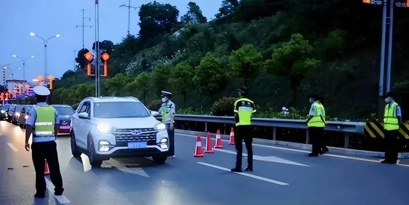 最新消息!濮阳交警联合市场监管查处非法改装窝点