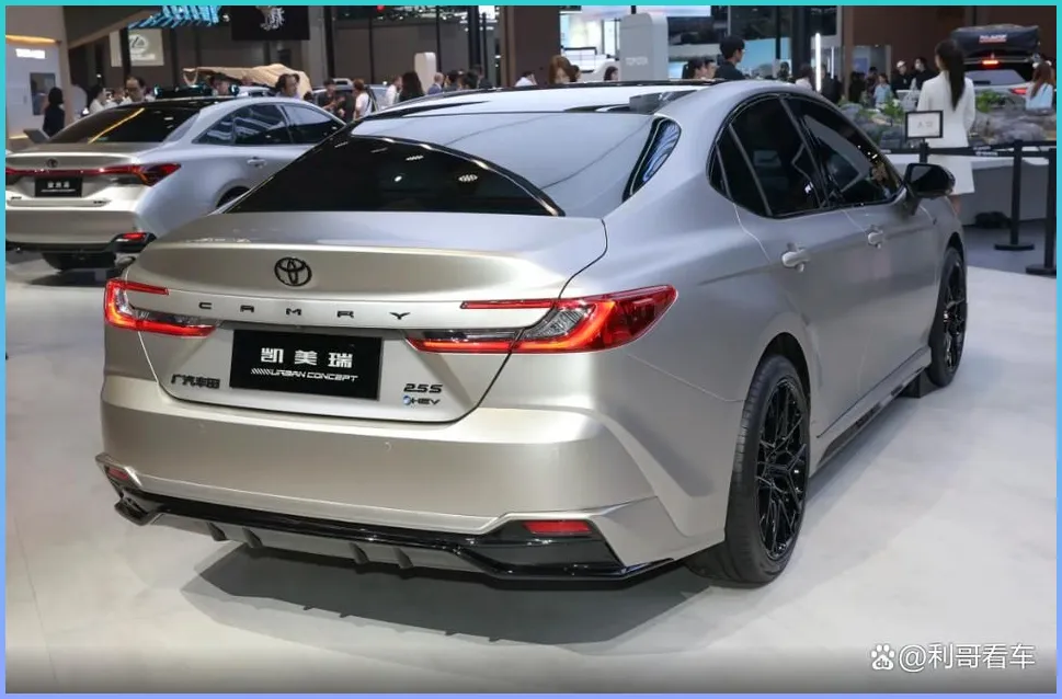 B级车市场要变天!全新凯美瑞油耗4.2L配10气囊,雅阁帕萨特迎来最强对手