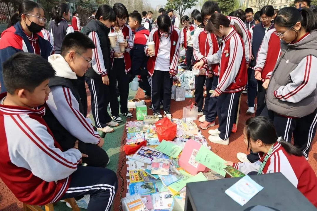 书香流转阅美好 跳蚤市场溢芬芳——昌乐一中初中部举行读书月图书跳蚤活动