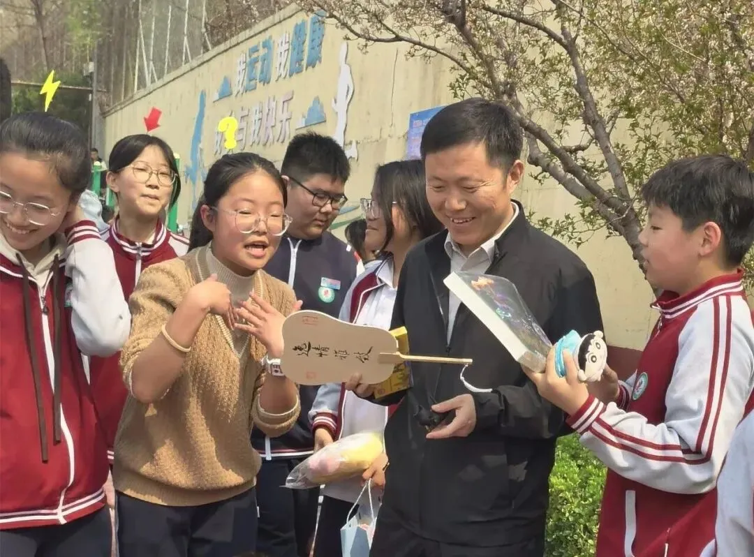 书香流转阅美好 跳蚤市场溢芬芳——昌乐一中初中部举行读书月图书跳蚤活动