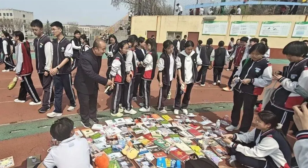 书香流转阅美好 跳蚤市场溢芬芳——昌乐一中初中部举行读书月图书跳蚤活动