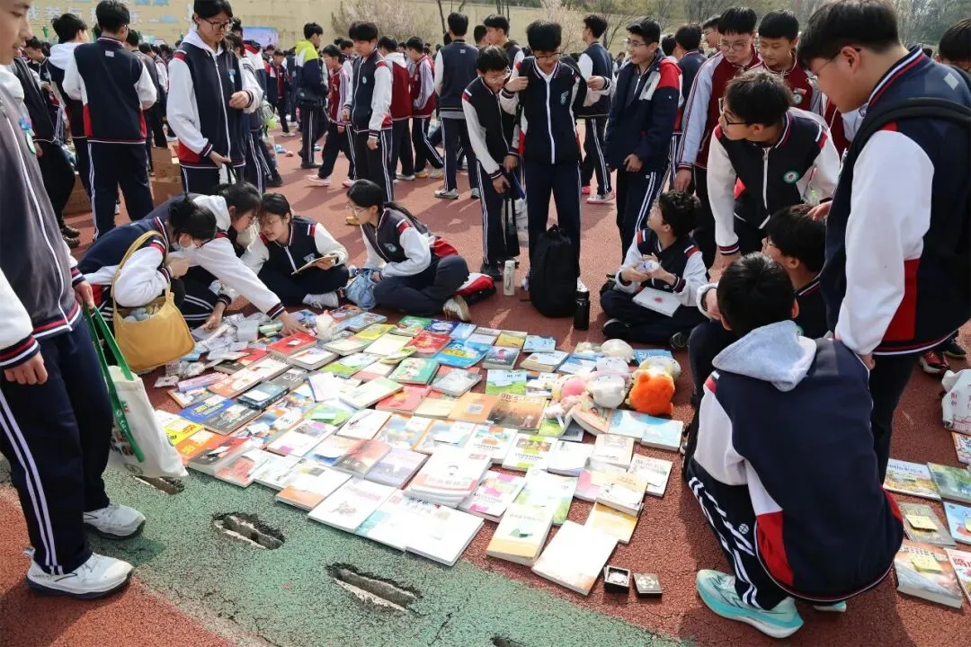 书香流转阅美好 跳蚤市场溢芬芳——昌乐一中初中部举行读书月图书跳蚤活动