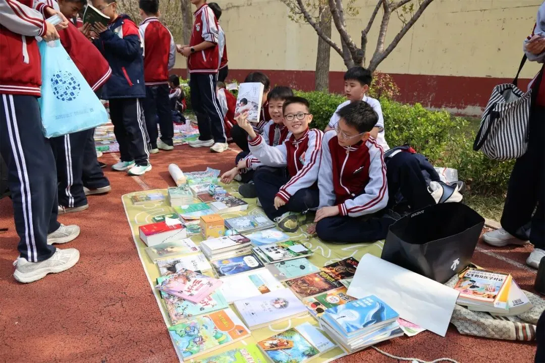 书香流转阅美好 跳蚤市场溢芬芳——昌乐一中初中部举行读书月图书跳蚤活动
