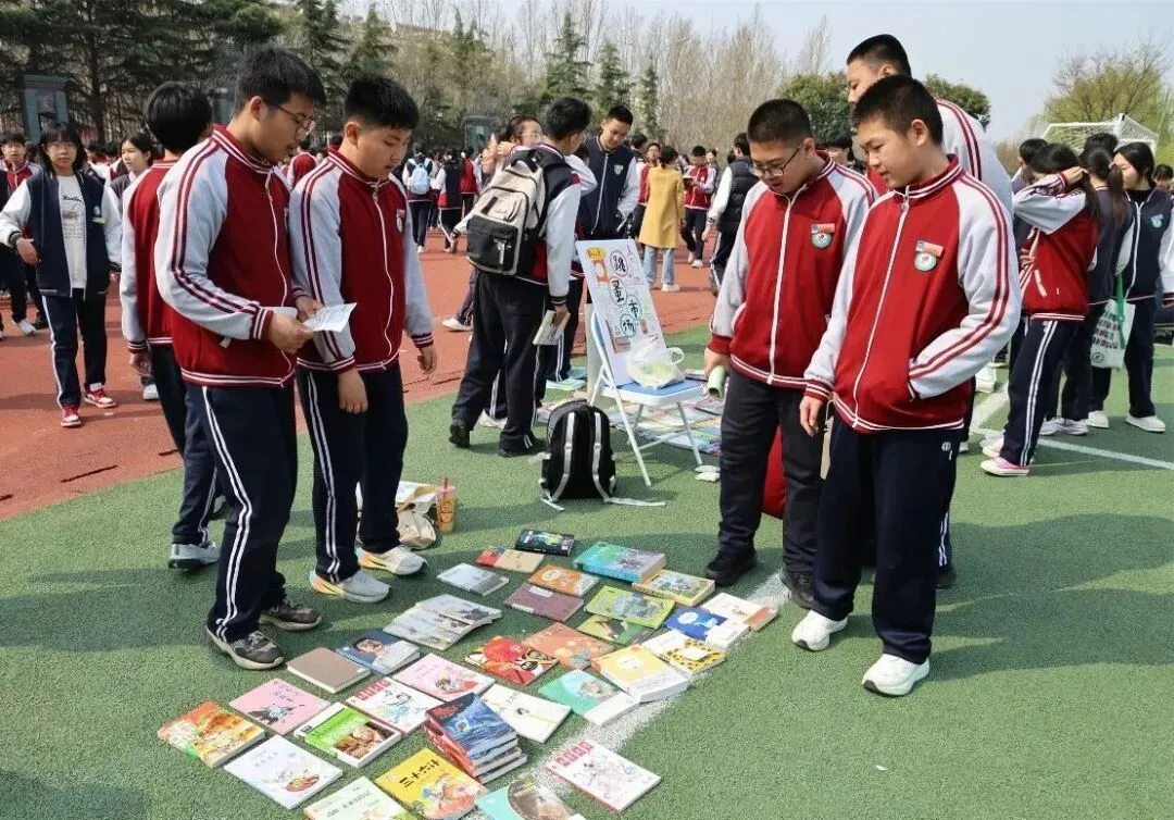 书香流转阅美好 跳蚤市场溢芬芳——昌乐一中初中部举行读书月图书跳蚤活动