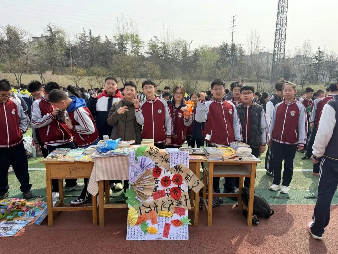 书香流转阅美好 跳蚤市场溢芬芳——昌乐一中初中部举行读书月图书跳蚤活动