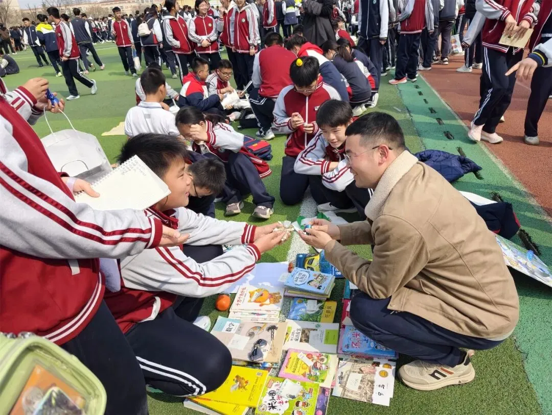 书香流转阅美好 跳蚤市场溢芬芳——昌乐一中初中部举行读书月图书跳蚤活动