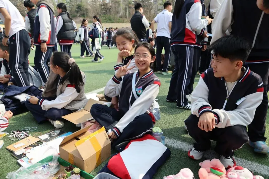 书香流转阅美好 跳蚤市场溢芬芳——昌乐一中初中部举行读书月图书跳蚤活动