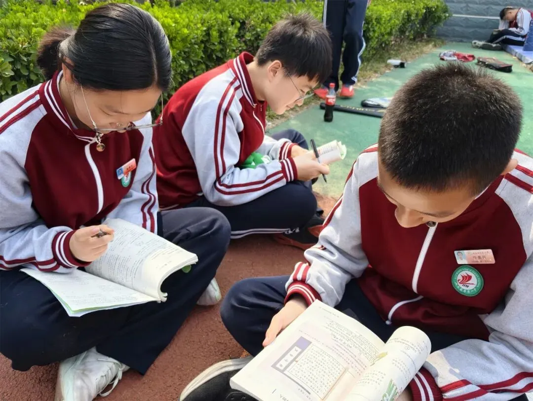 书香流转阅美好 跳蚤市场溢芬芳——昌乐一中初中部举行读书月图书跳蚤活动