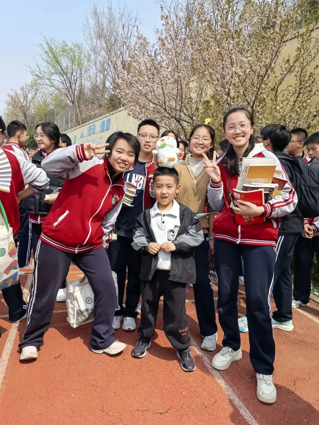 书香流转阅美好 跳蚤市场溢芬芳——昌乐一中初中部举行读书月图书跳蚤活动