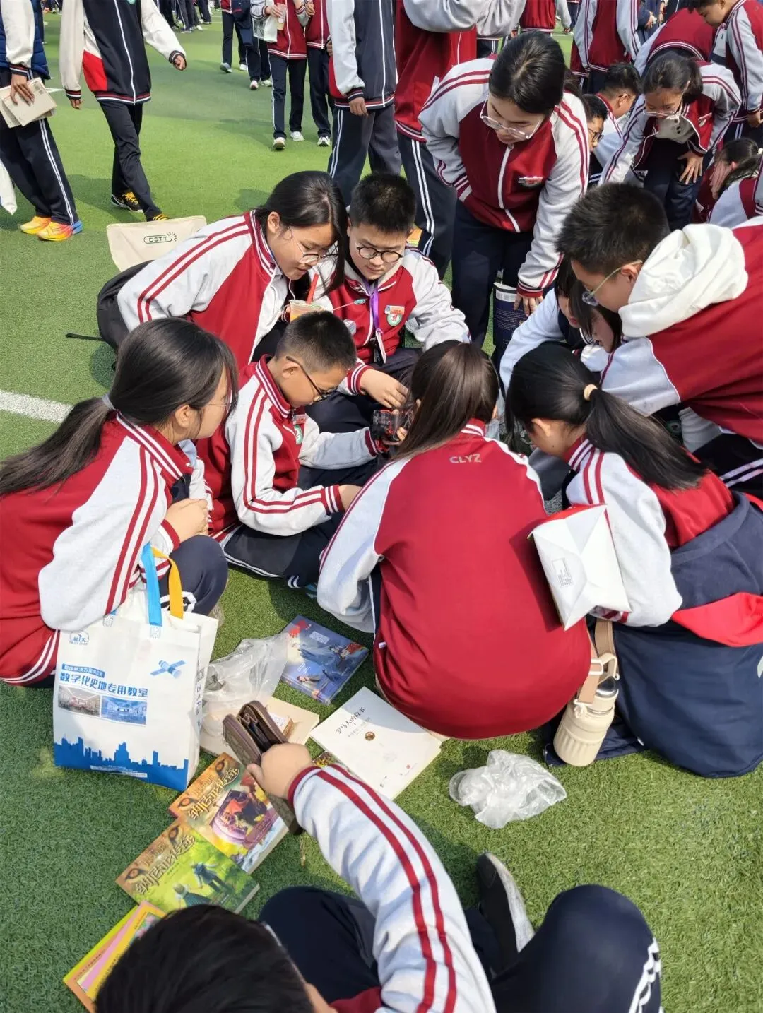 书香流转阅美好 跳蚤市场溢芬芳——昌乐一中初中部举行读书月图书跳蚤活动