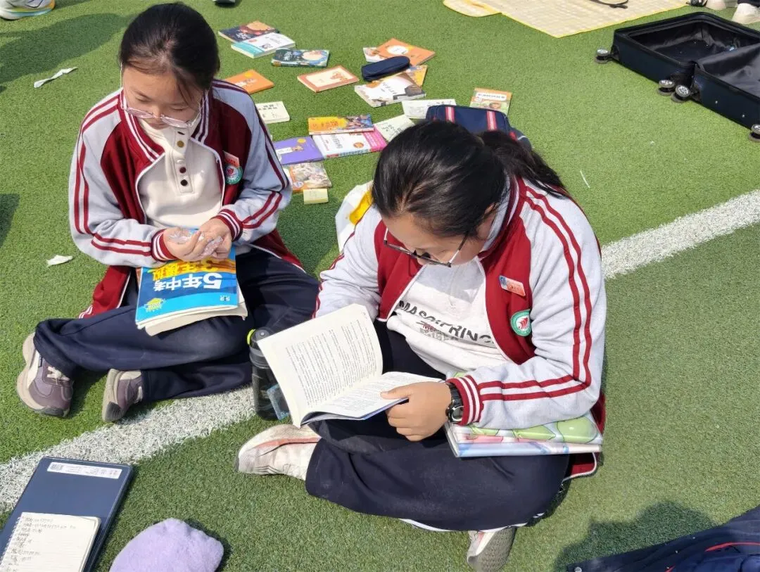 书香流转阅美好 跳蚤市场溢芬芳——昌乐一中初中部举行读书月图书跳蚤活动