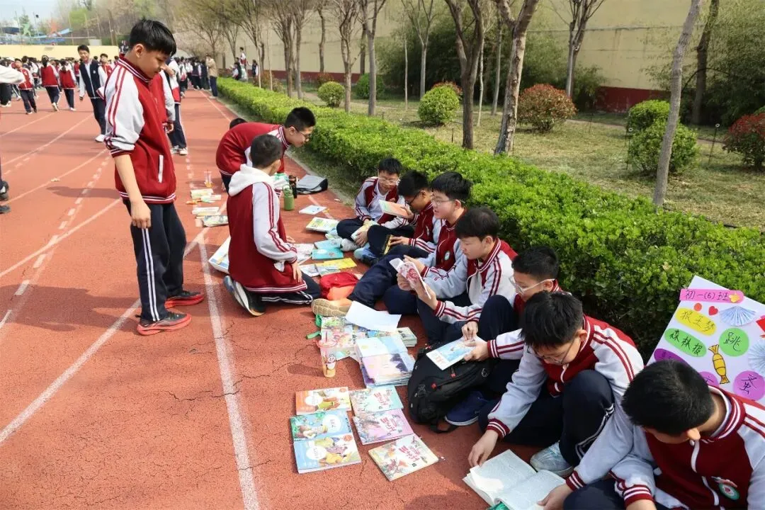 书香流转阅美好 跳蚤市场溢芬芳——昌乐一中初中部举行读书月图书跳蚤活动