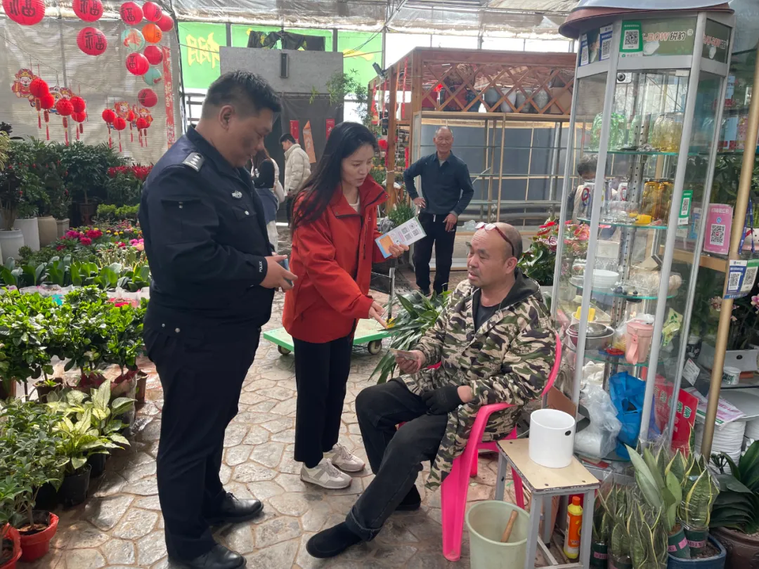 【禁毒宣传进市场,无毒花市更芬芳】