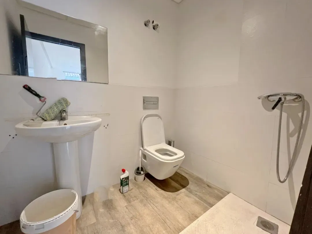 【HDZ1002】海盗市场小店面出租,适合做办公室!