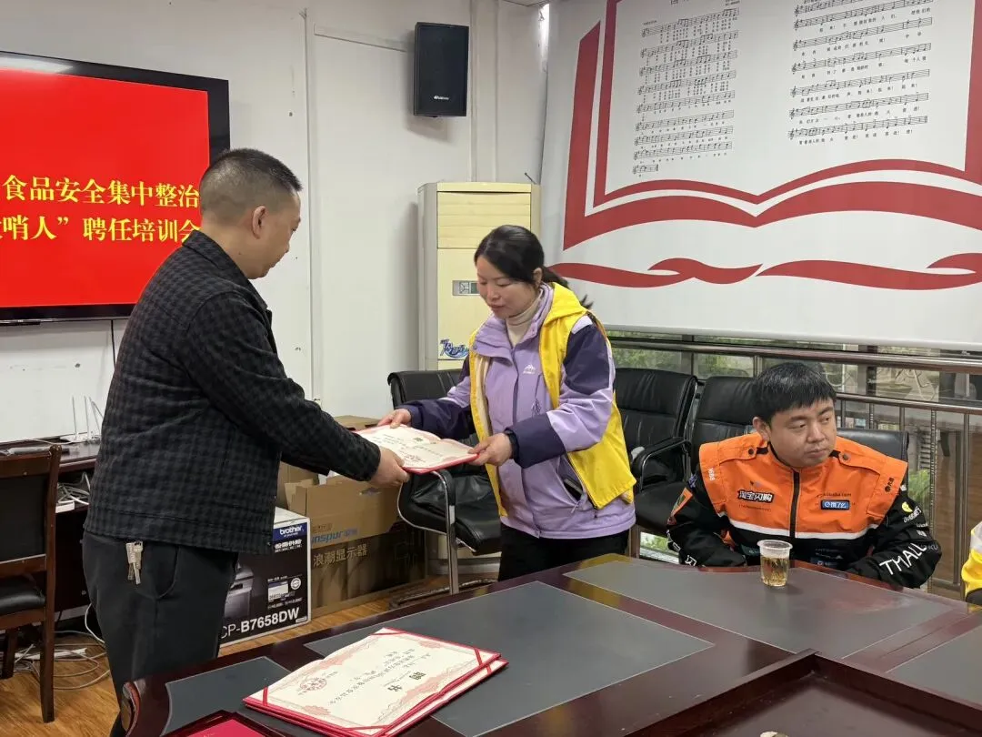 创新监管模式 守护舌尖安全——镇远县市场监管局聘用外卖骑手为“吹哨人” 抓实网络餐饮食品安全整治