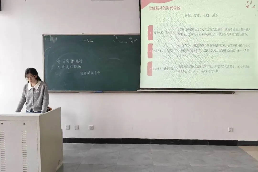 学习雷锋精神 共建美丽校园 | 营销243班主题团日活动