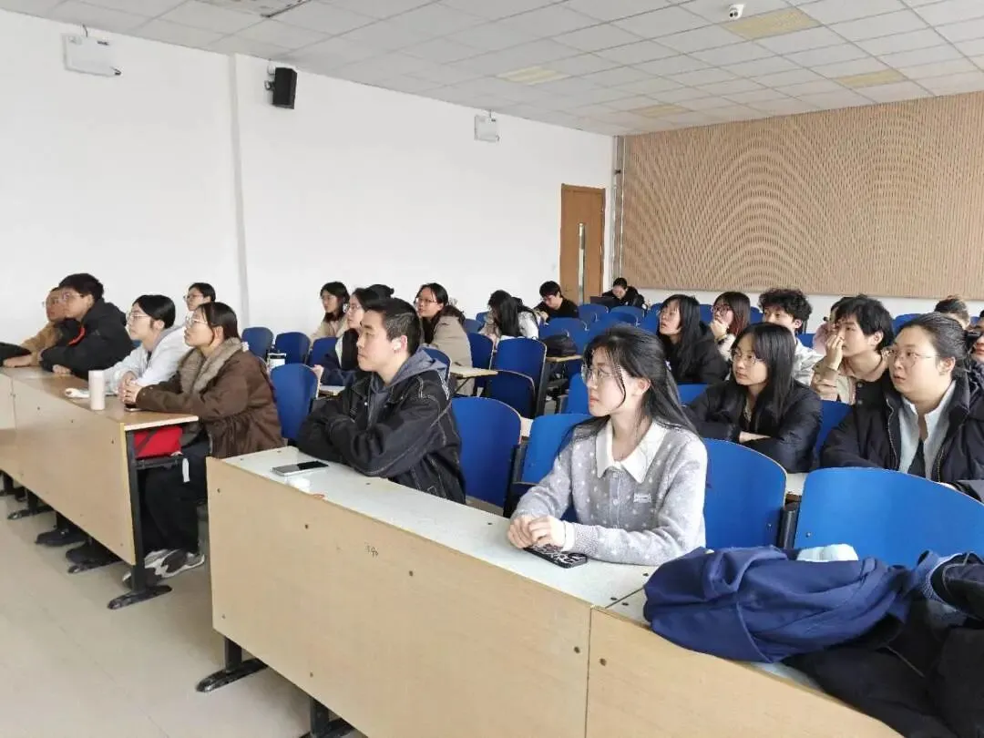 学习雷锋精神 共建美丽校园 | 营销243班主题团日活动