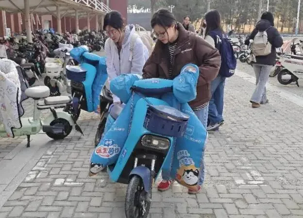 学习雷锋精神 共建美丽校园 | 营销243班主题团日活动