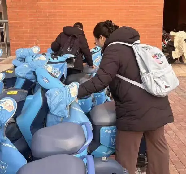 学习雷锋精神 共建美丽校园 | 营销243班主题团日活动