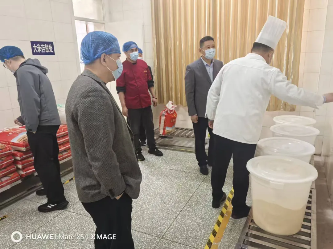 枣庄市教育局、枣庄市市场监督管理局联合检查组到枣庄三中市中校区检查指导食堂工作