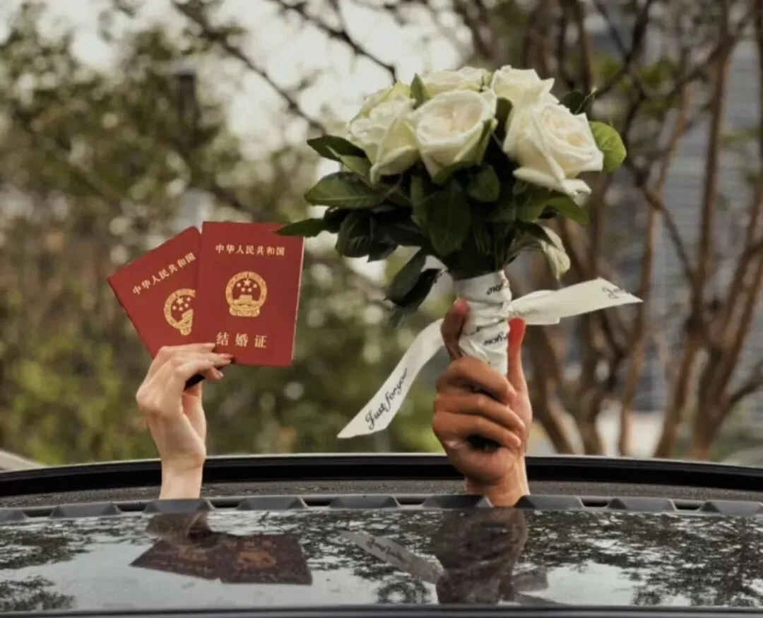 离婚后逛了一圈二婚市场,我才发现:这里没有爱情,只有算得明明白白的“人生合伙”