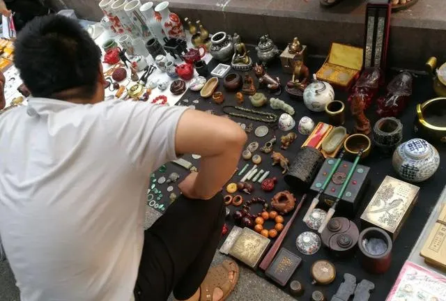 朋友逛古玩市场用100元买几枚铝分币,还以为捡了宝