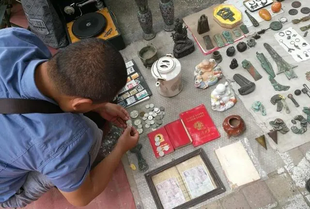 朋友逛古玩市场用100元买几枚铝分币,还以为捡了宝
