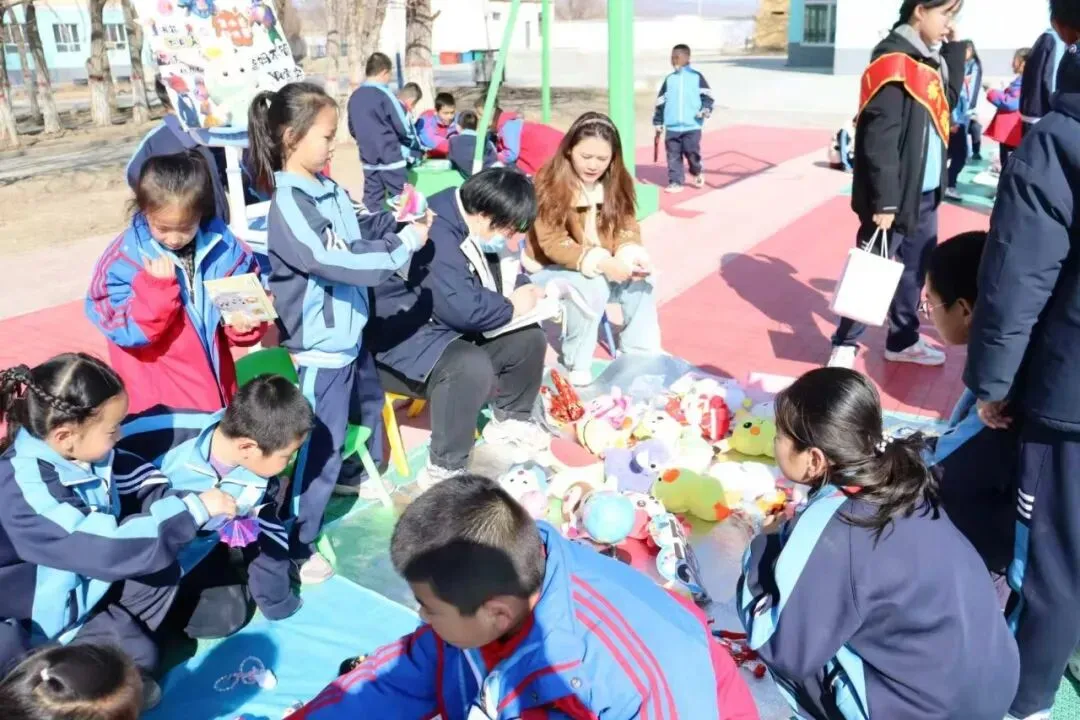 跳蚤市场践初心 雷锋精神暖校园