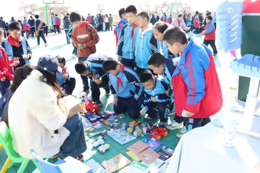 跳蚤市场践初心 雷锋精神暖校园