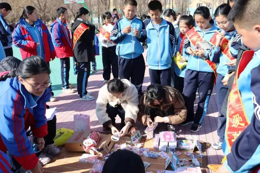 跳蚤市场践初心 雷锋精神暖校园